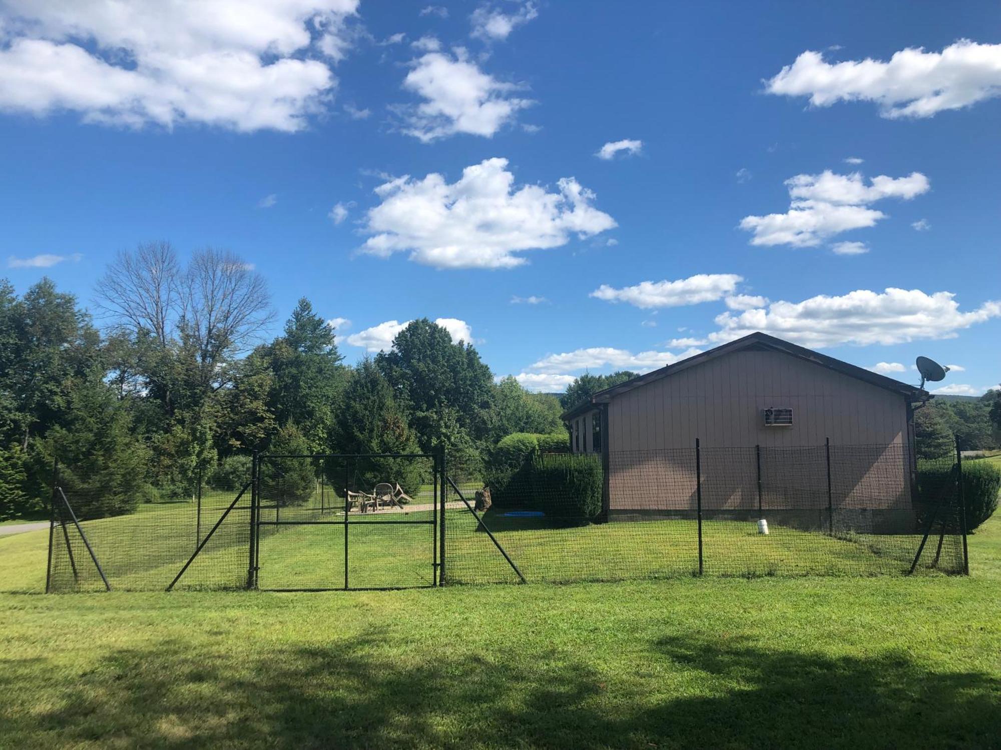 Fenced Yard Chalets From Good Dog Vacations At Big Valley Resort Sciota Exterior photo