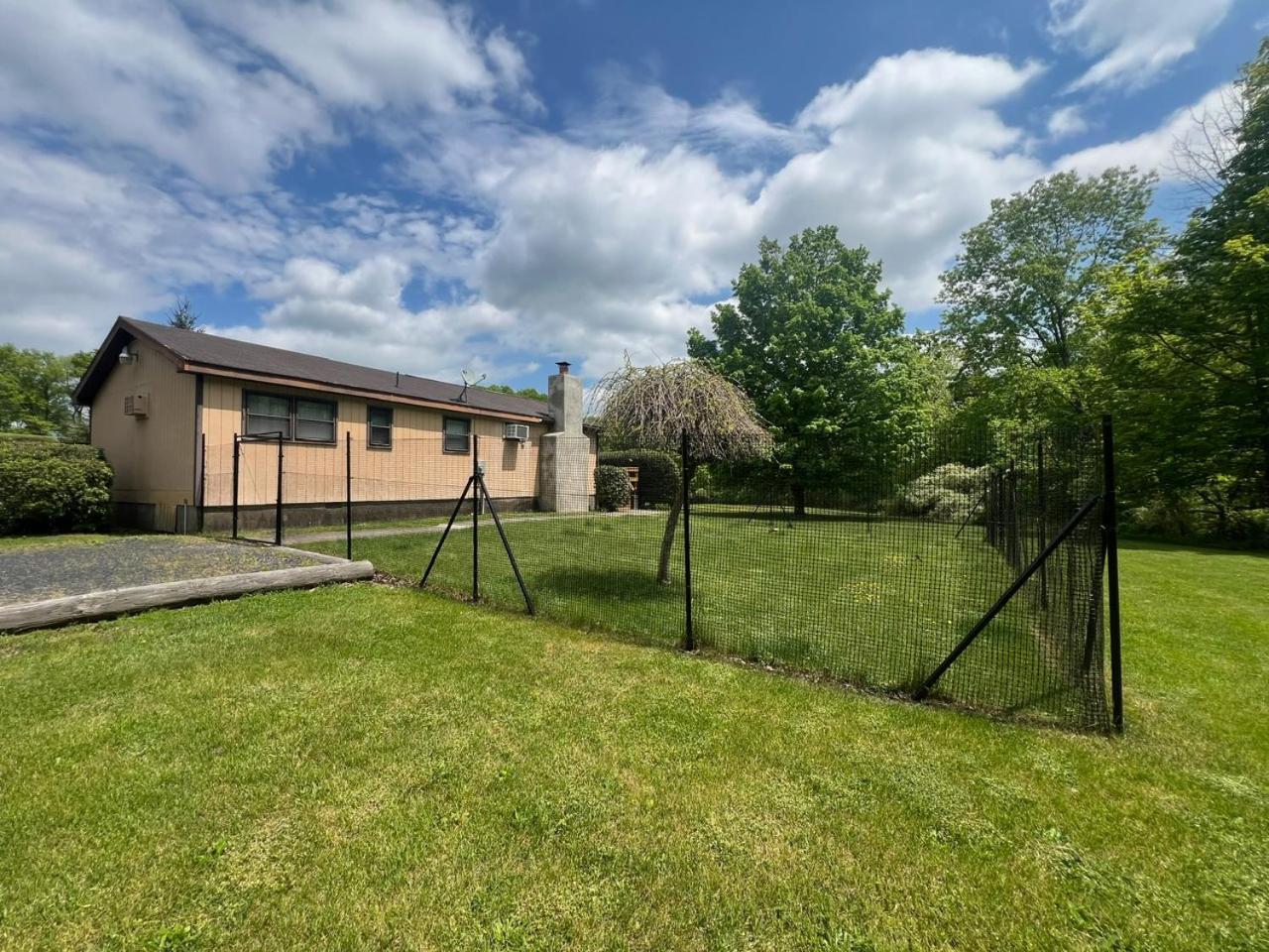 Fenced Yard Chalets From Good Dog Vacations At Big Valley Resort Sciota Exterior photo