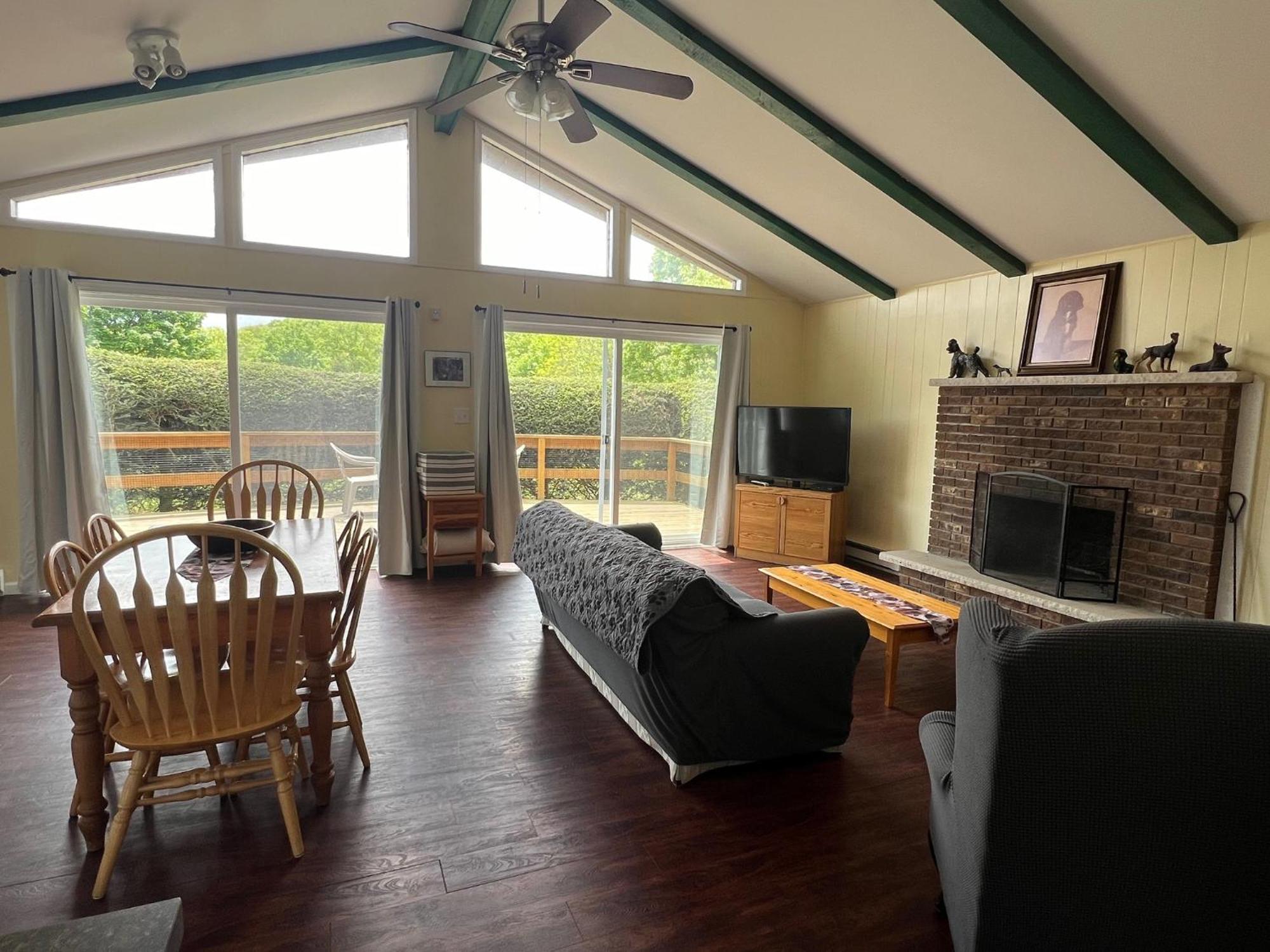 Fenced Yard Chalets From Good Dog Vacations At Big Valley Resort Sciota Exterior photo
